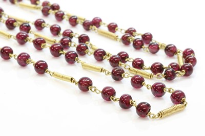 Lot 251 - An Italian gold garnet necklace