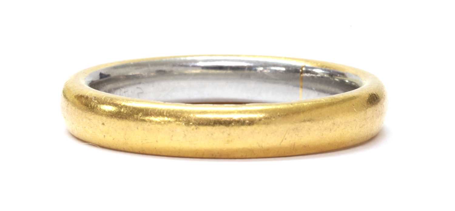 Lot 1064 - A 22ct gold wedding ring