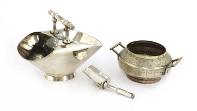 Lot 112 - A silver-plated sugar bowl and shovel