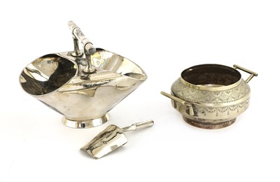 Lot 112 - A silver-plated sugar bowl and shovel