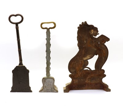 Lot 266 - A regency brass door porter in the form of a lions paw