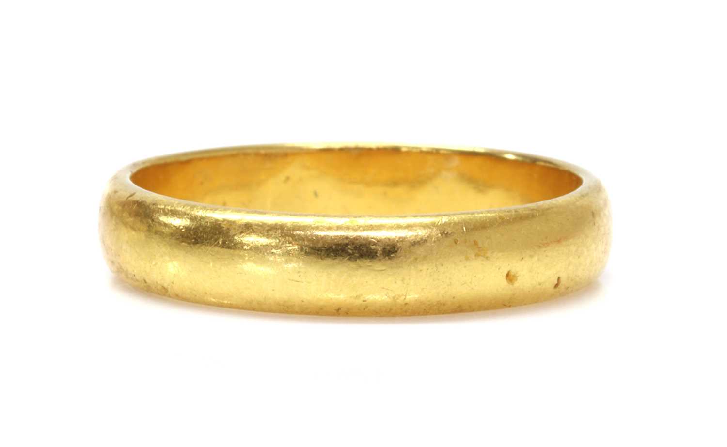 Lot 1066 - A 22ct gold 'D' section wedding ring