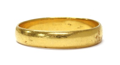 Lot 1067 - A 22ct gold 'D' section wedding ring