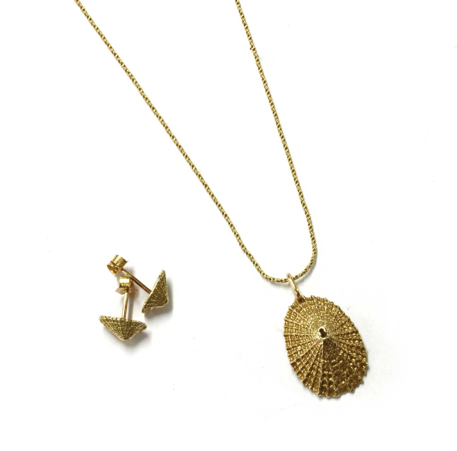 Lot 1130 - A gold limpet shell form pendant and earrings suite