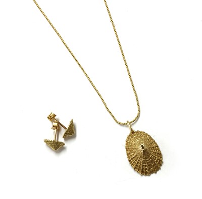 Lot 1130 - A gold limpet shell form pendant and earrings suite