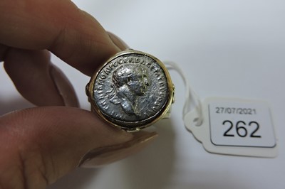 Lot 262 - A gentlemen's 9ct gold Roman coin ring