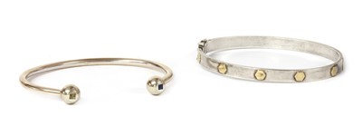 Lot 1485 - A gentlemen's silver and gold oval hinged bangle