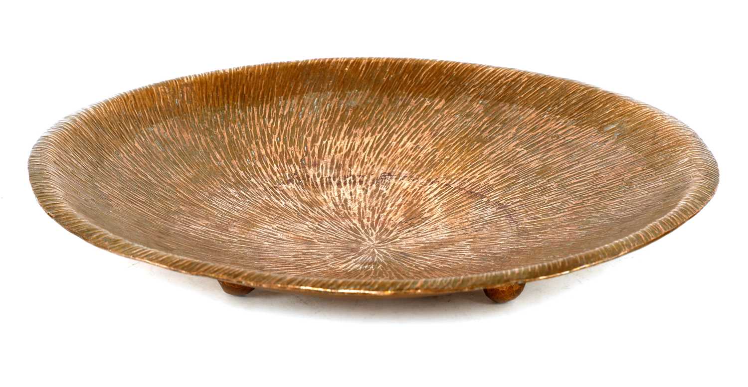 Lot 481 - A copper dish