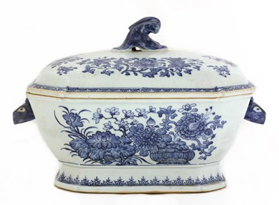 Lot 289 - A Chinese blue and white tureen and cover