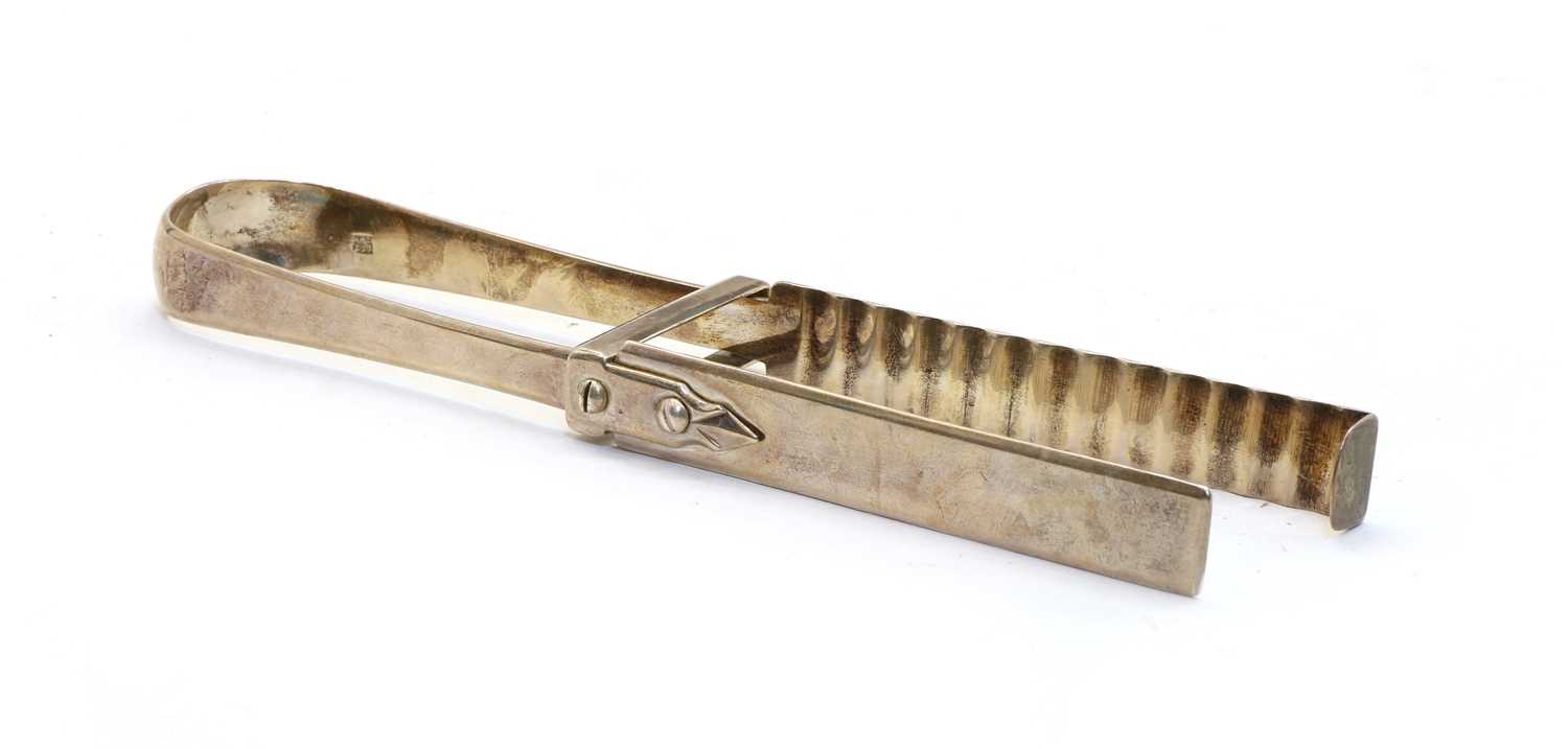 Lot 5 - A pair of George III silver asparagus tongs