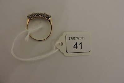 Lot 41 - A five stone graduated diamond ring