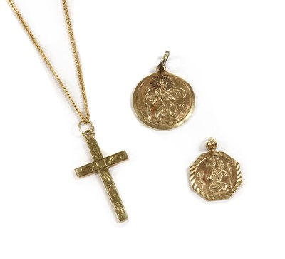 Lot 1377 - A 9ct gold engraved cross pendant