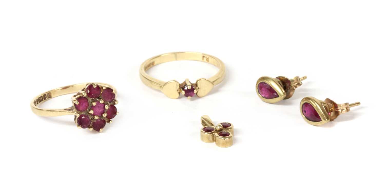 Lot 1225 - A quantity of gold ruby set jewellery