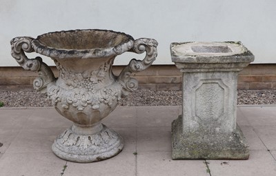 Lot 483 - A large faux marble garden urn
