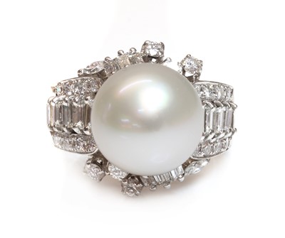Lot 265 - A single stone cultured South Sea pearl ring