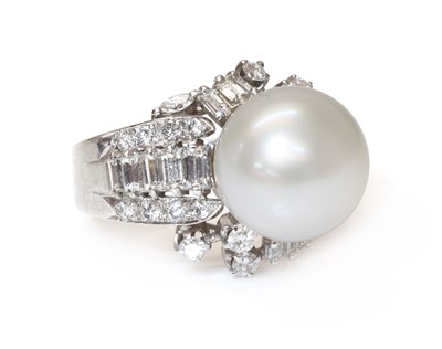 Lot 265 - A single stone cultured South Sea pearl ring