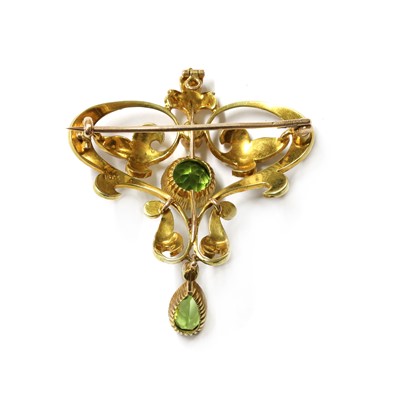 Lot 1037 - An Edwardian gold peridot and split pearl brooch/pendant
