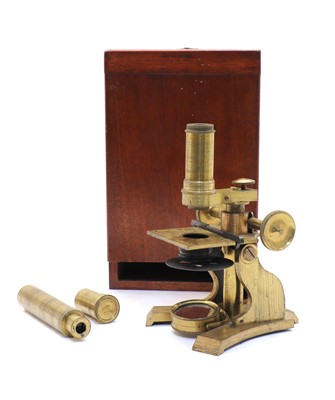 Lot 275 - An early 19th century brass travelling microscope