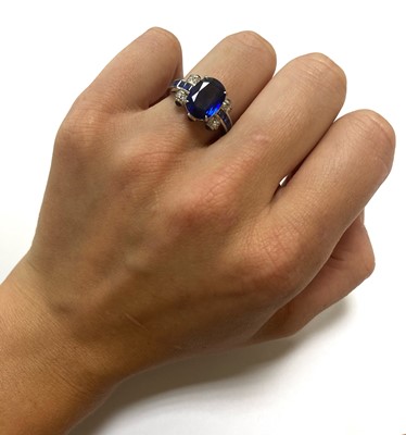 Lot 1282 - A sapphire and diamond ring