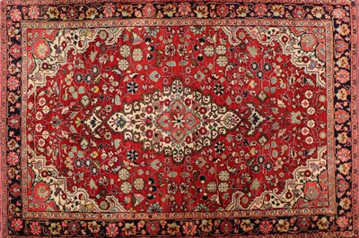 Lot 390 - A hand knotted Persian Hamadan design rug