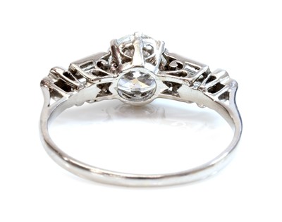 Lot 362 - A platinum diamond ring