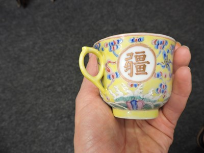 Lot 99 - A Chinese famille rose cup