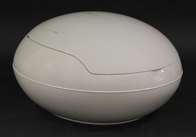 Lot 697 - A white lacquered polyurethane 'Garden Egg' chair