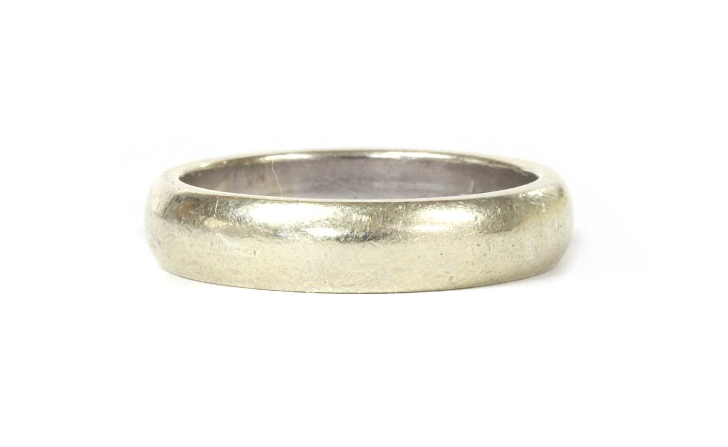 Lot 1076 - A 9ct white gold 'D' section wedding ring