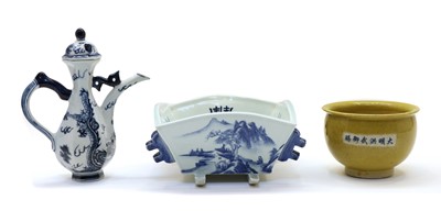 Lot 111 - A collection of Chinese porcelain