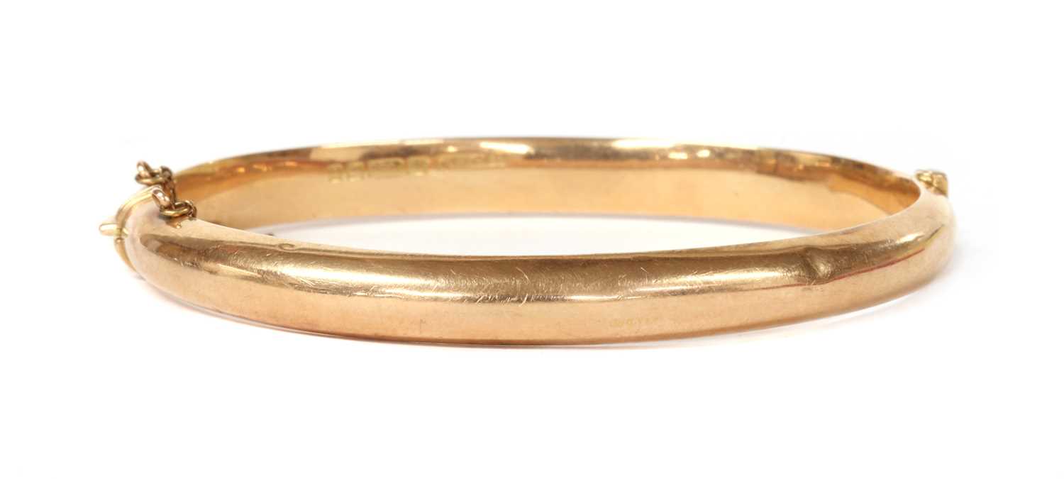 Lot 1108 - A 15ct gold oval hollow hinged bangle