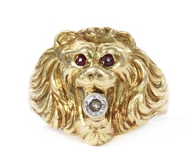 Lot 131 - A gold lion head ring