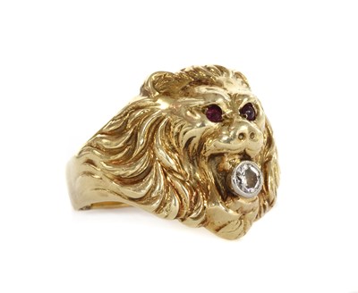 Lot 131 - A gold lion head ring