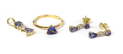 Lot 117 - A gold tanzanite matched suite