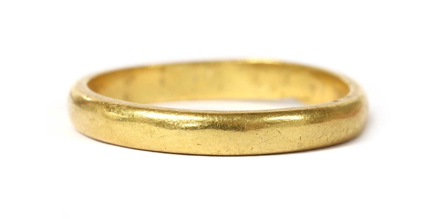 Lot 1068 - A 22ct gold 'D' section wedding ring