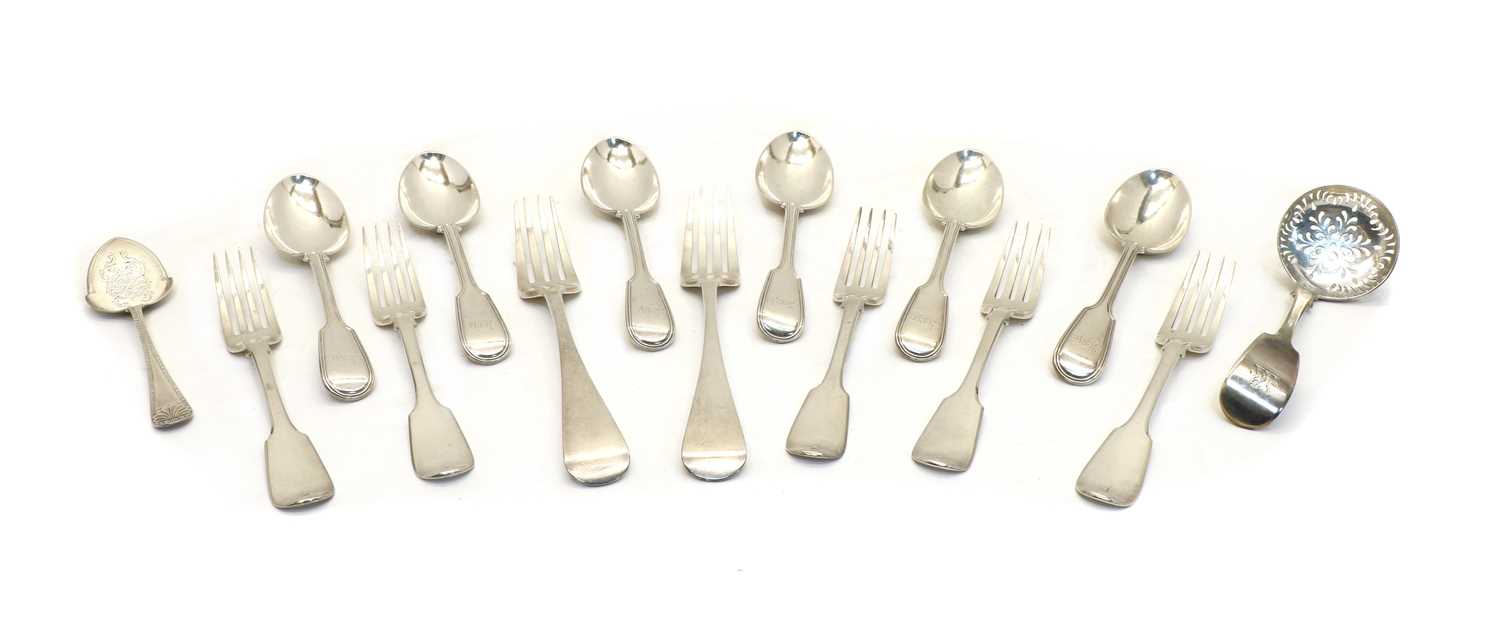 Lot 32 - A large quantity of assorted silver flatware