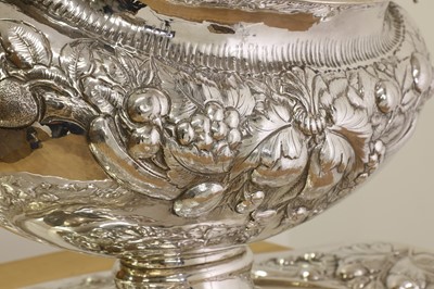 Lot 359 - A large Italian 800 grade silver twin-handled punch bowl