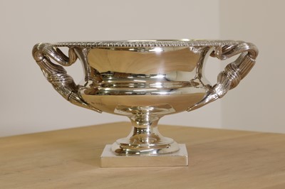 Lot 350 - An Edwardian silver pedestal urn