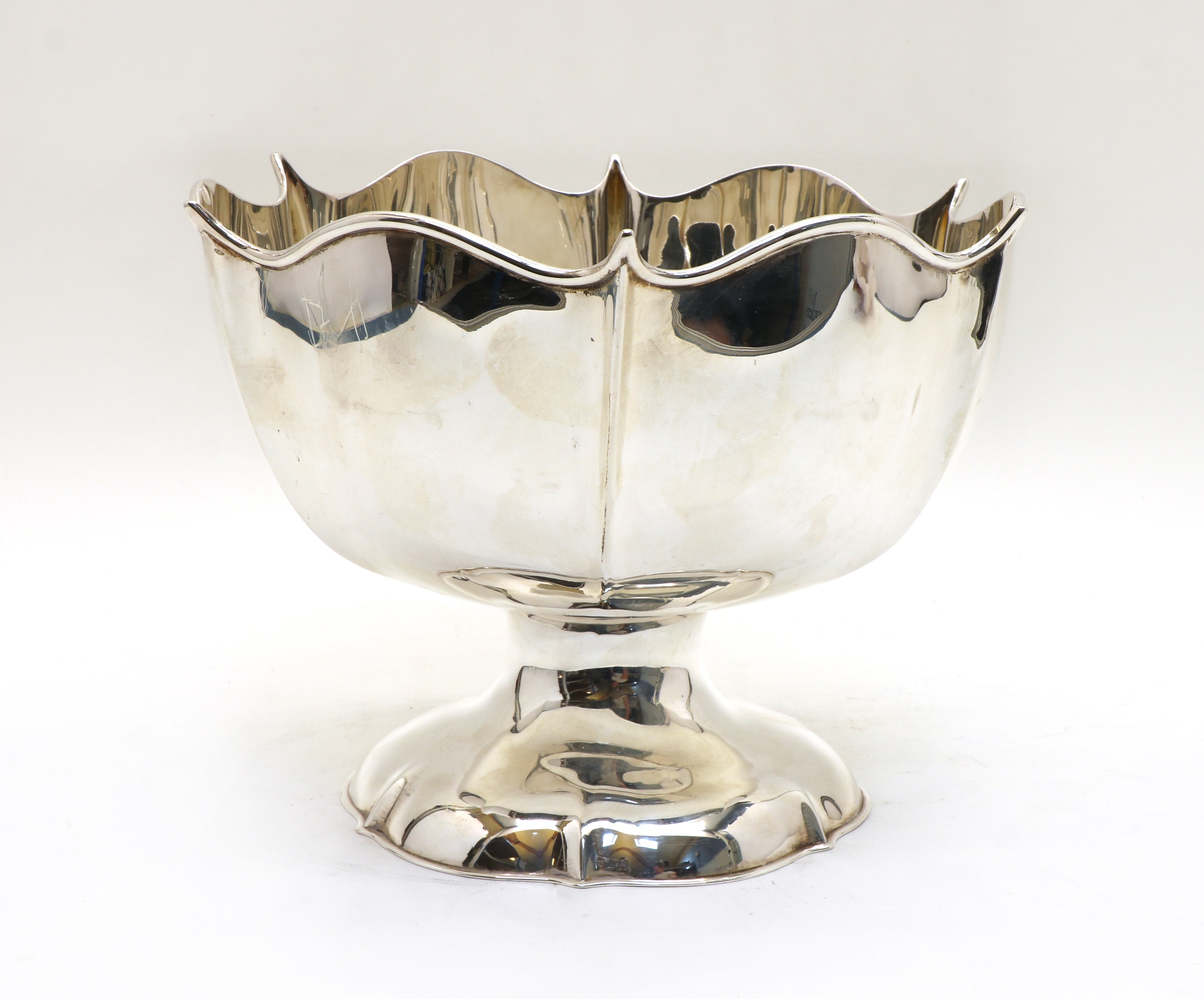 Lot 21 - A footed silver bowl,