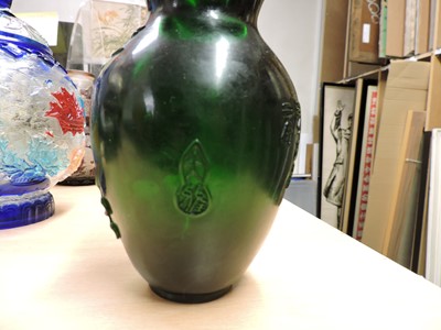 Lot 78 - A Chinese overlay Peking glass jar and cover