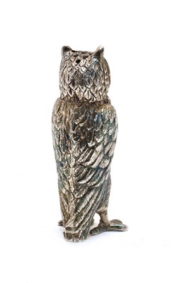 Lot 11 - A novelty silver pepperette in the form of an owl