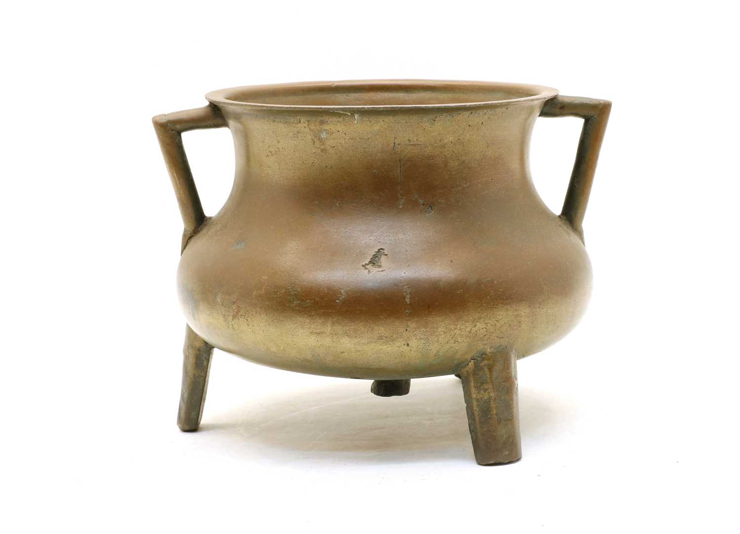 Lot 142 - A bronze cauldron