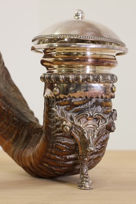 Lot 340 - A Victorian ram's horn table snuff mull