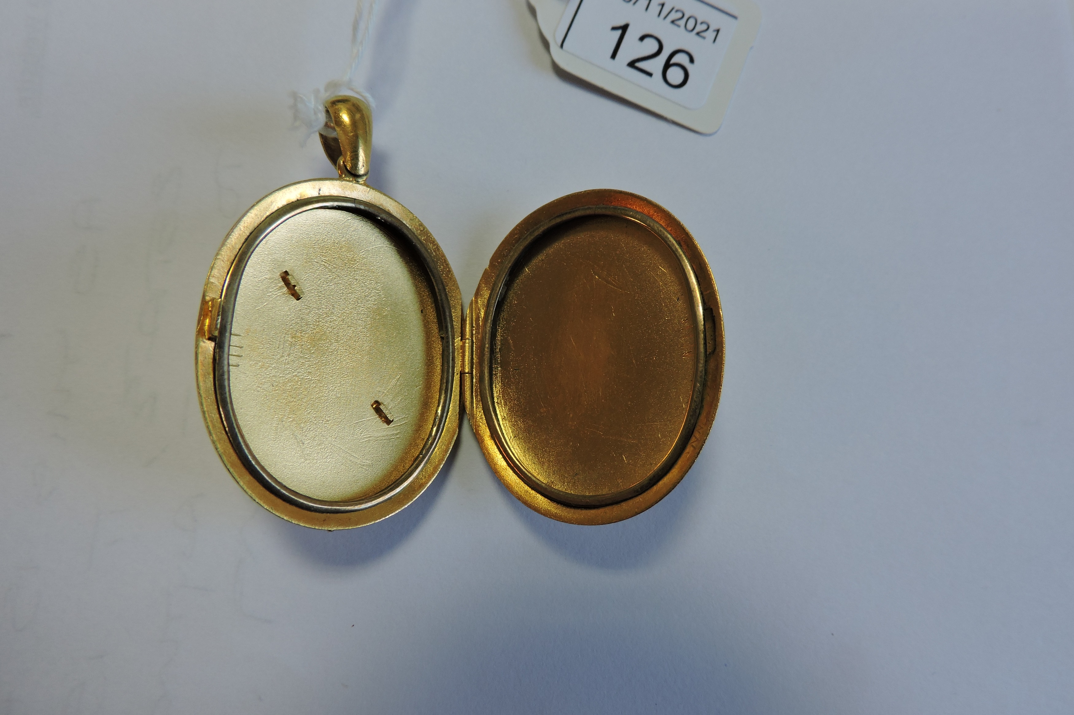 Lot 126 - A cased Edwardian gold 'Mizpah' locket,