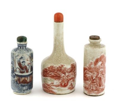 Lot 183 - A Chinese underglaze blue and copper-red snuff bottle