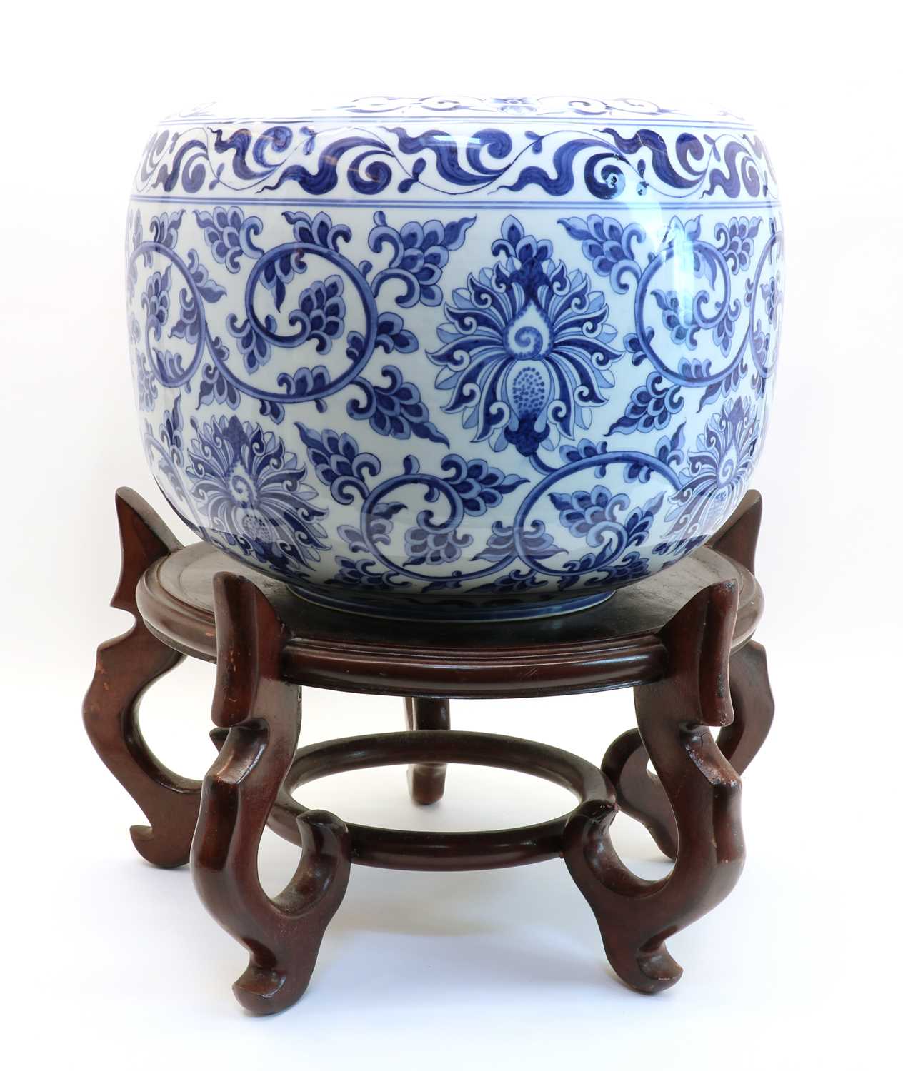 Lot 87 - A Chinese blue and white porcelain jardinière