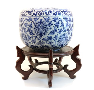 Lot 87 - A Chinese blue and white porcelain jardinière