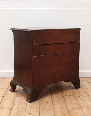 Lot 36 - A George III serpentine mahogany chest of drawers