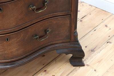 Lot 36 - A George III serpentine mahogany chest of drawers