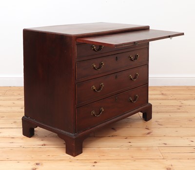 Lot 21 - A George III mahogany caddy-top chest of drawers
