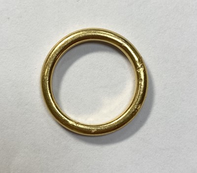 Lot 52 - A 22ct gold wedding ring